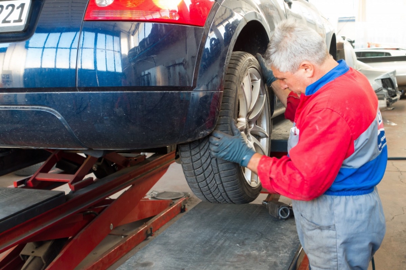 ecommerce-AUPS-min_auto_repair_repair_lift_auto_mechanic_work_clothes_master_professional_man_of_the_fold-685629
