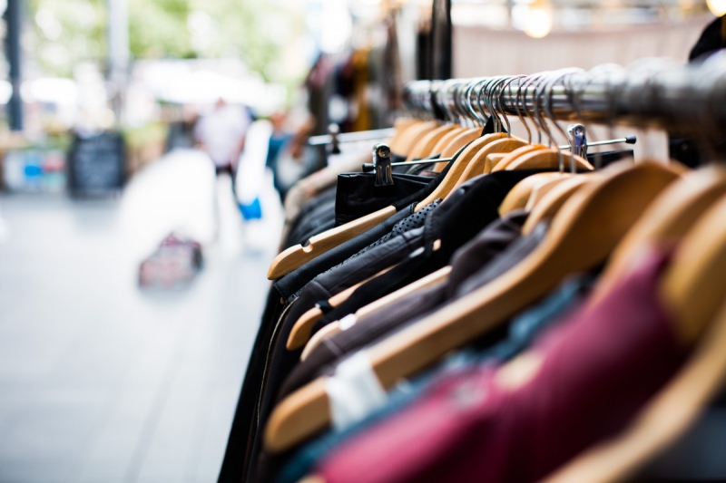 ecommerce-AUPS-min_blur_close_up_focus_hanger_jacket_market_people_rack-1176303