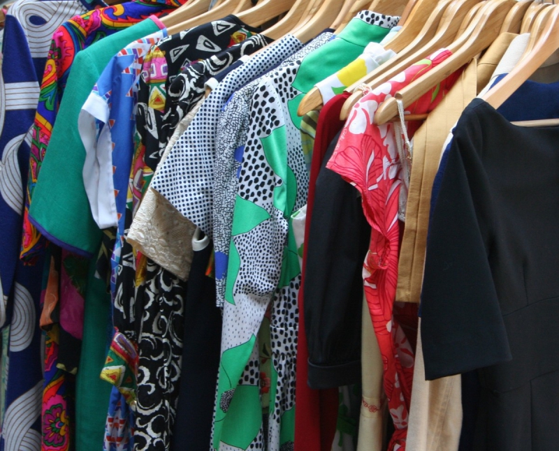 ecommerce-AUPS-min_dresses_apparel_clothing_clothes_clothes_hangers_wooden_hangers_retail_shop_closet-1149845