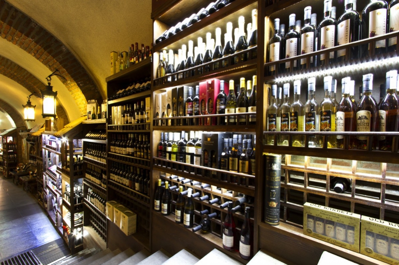 ecommerce-AUPS-min_world_street_travel_shop_canon_georgia_wine_bottles-429767